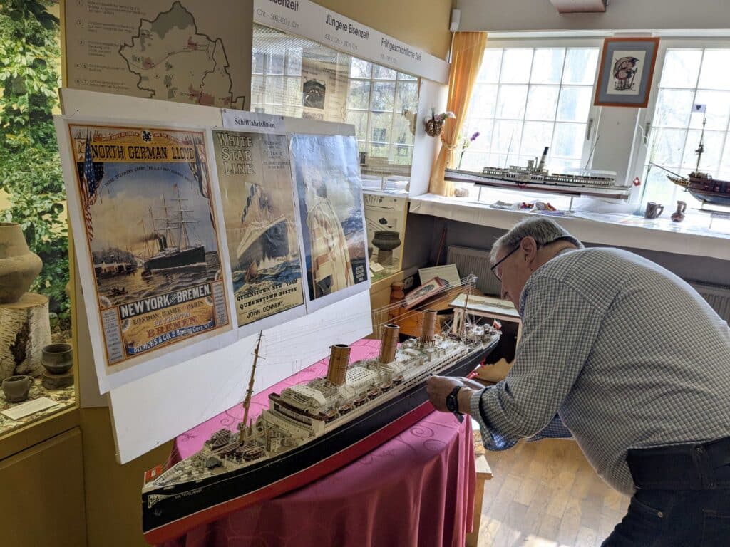 Hans-Gert Hotop legt Hand an seinem großen Dampfer an.jpg